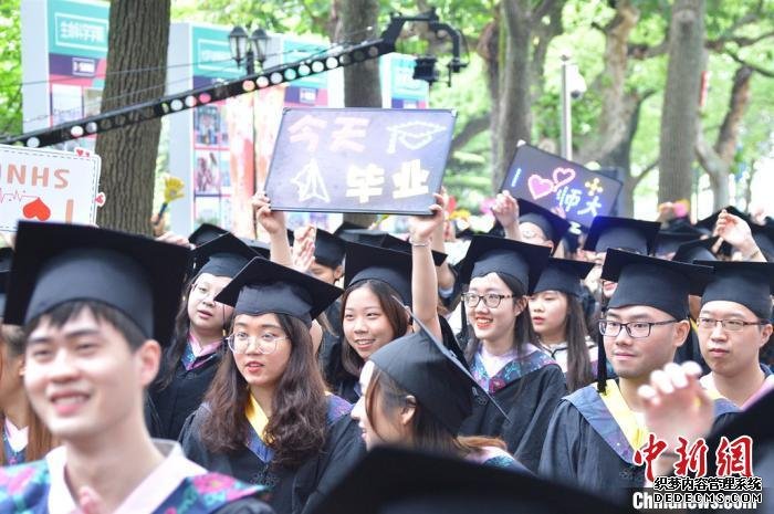 在这个特殊的毕业季，上海师范大学将以学院为单位分4批次陆续举办18场院级毕业典礼，为五千毕业生现场送别。上海师大供图