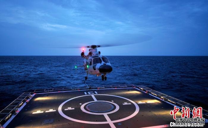 太原舰舰载直升机进行跨昼夜着舰训练。　江山 摄