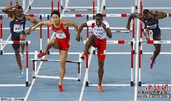 大邱田径世锦赛110米栏决赛中，“中国飞人”刘翔跑出了13秒27的成绩，夺得第三名。古巴名将罗伯斯夺得冠军。 比赛中，罗伯斯疑似“打手”。